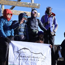 Lindsey Churchill (aka Bell), Kelly Saunders, Dagne Taylor, Stuart Holmes, Joseph Mrope, Gaudence Lekule, Victor Oisso, Razack Buu - Kilimanjaro (Tanzania)